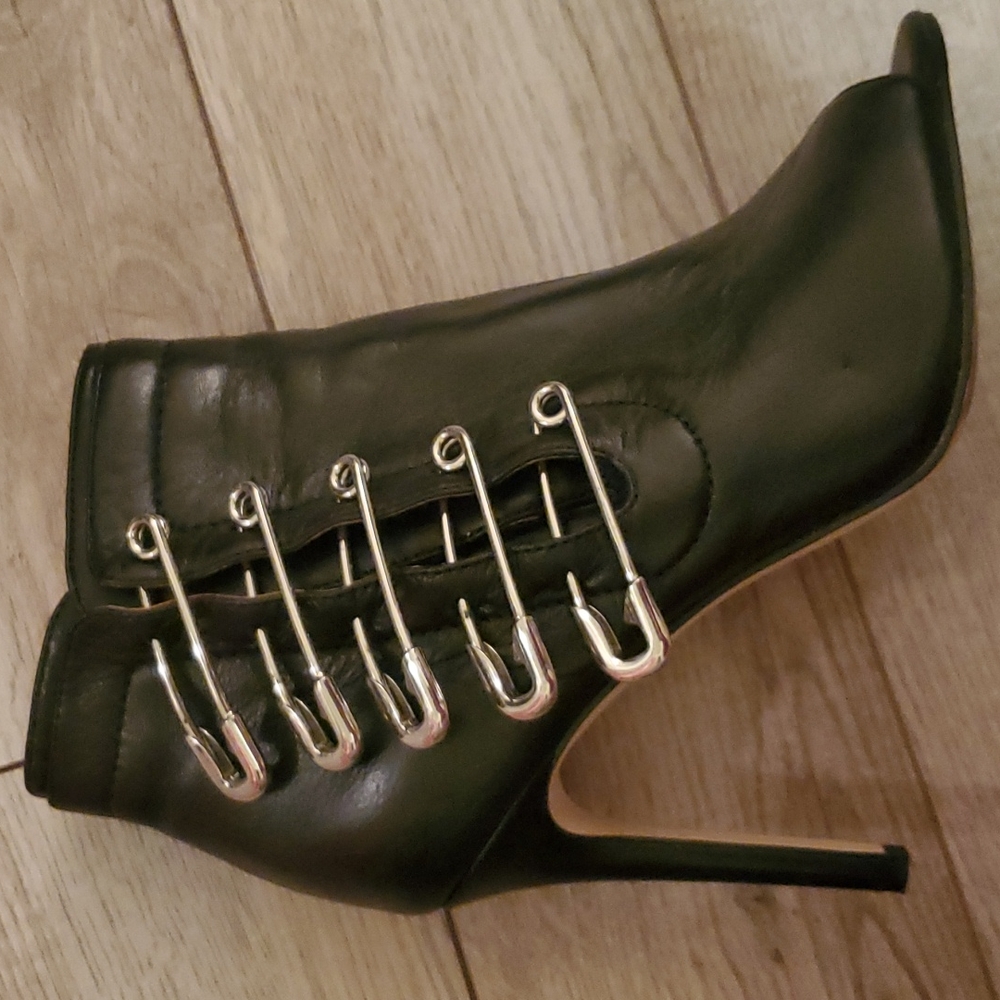 Katy Perry Women's The Unity Safety Pin Size 7.5